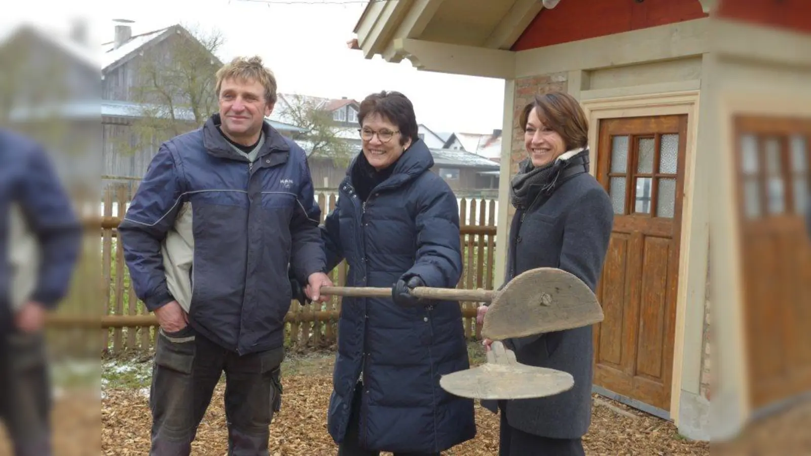 Ein Backhaus wie früher: Initiator Herrmann Geiger, Bürgermeisterin Brigitte Kössinger und Verwalterin Angelika Göschl (v.l.) bei der Einweihung des Backhäuserls im Alten Pfarrhof Unterbrunn. (Foto: Gemeinde Gauting/Patricia Fritsch-Lange)