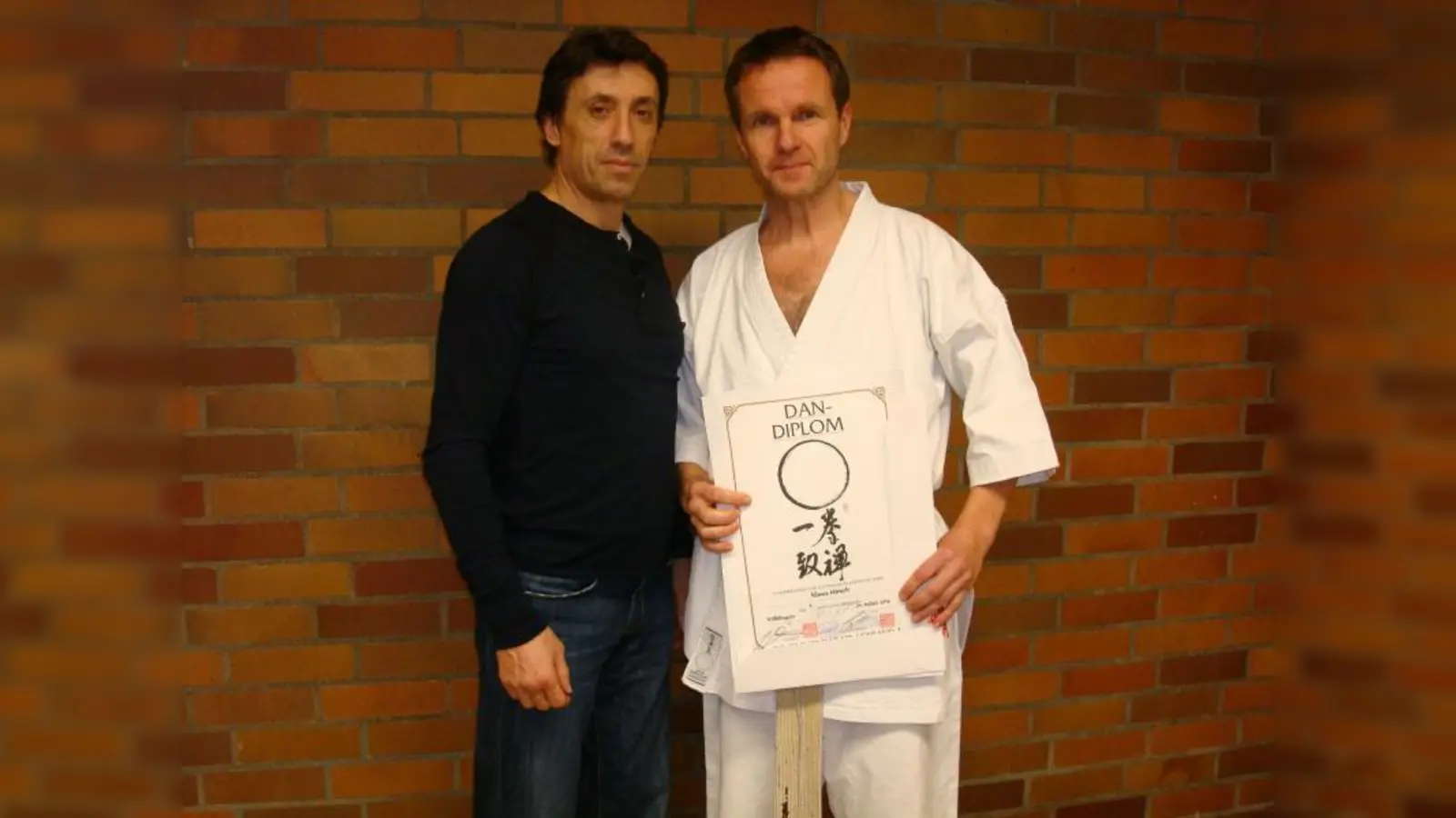 Klaus Hirsch (rechts) nach bestandener Prüfung zum 5. Dan mit dem deutschen Bundestrainer Eftimios Karamitsos (7. Dan). <br>Foto: „Seiko Karate“ (Foto: imp)