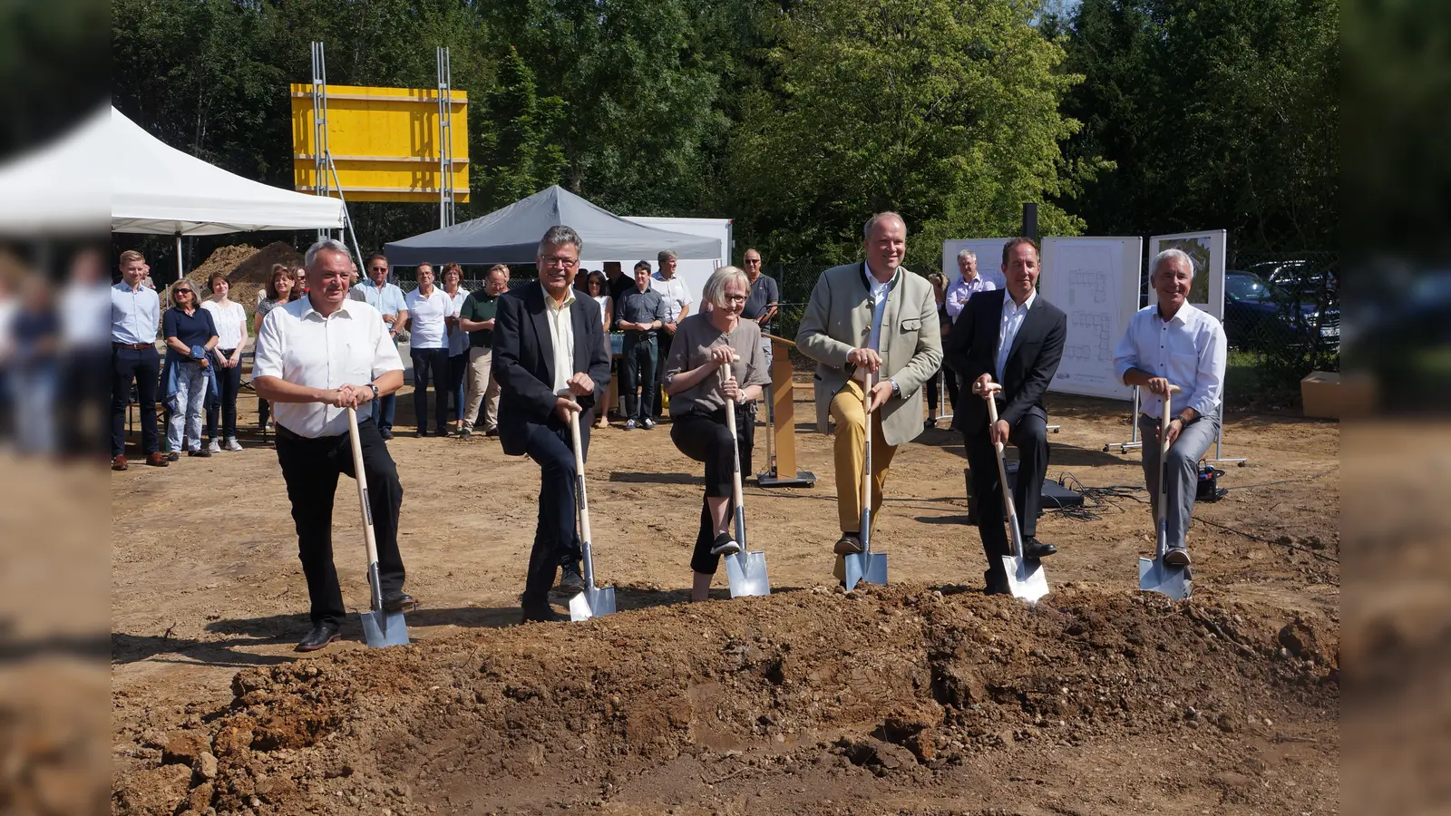 Beim gemeinsamen Spatenstich (v. l.) Ulrich Bittner (Baugesellschaft München-Land), Bürgermeister Edwin Klostermeier, Ruth-Maria Schittich (Regierung von Oberbayern), Landrat Christoph Göbel, Michael Amberg (Höss Amberg + Partner Architekten mbB) und Arno Rüfer, Personalratsvorsitzender LRA. (Foto: hw)