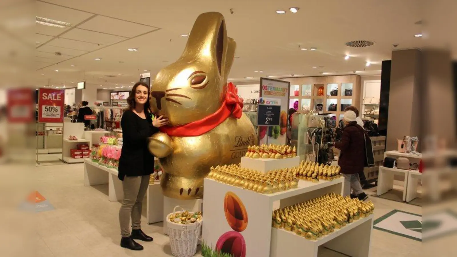 Alles dreht sich rund um das Osterfest: Kaufhof-Mitarbeiterin Aylin Ali-Chotza am großen Lindt Goldhasen im Haupteingang der Galeria Kaufhof am Rotkreuzplatz. (Foto: sb)