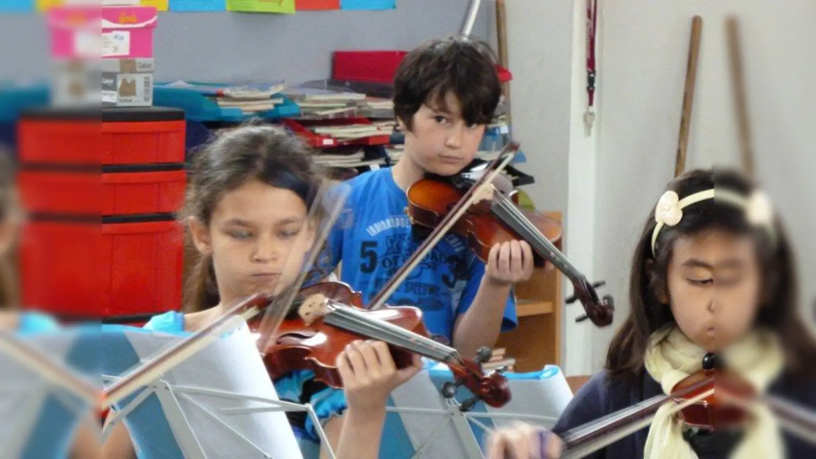 Bereits nach wenigen Monaten Unterricht beherrschen die Drittklässler der Droste-Hülshoff-Schule ihre Streichinstrumente so gut, dass sie gemeinsam konzertieren können. (Foto: BK)