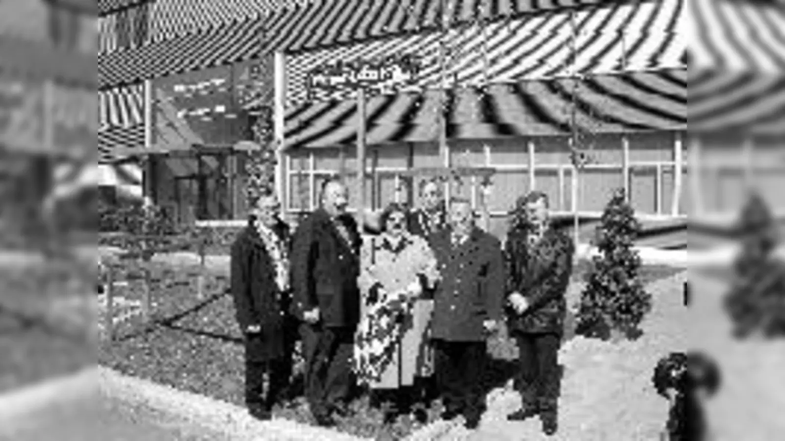 (V. l. n. r.) Dr. Georg Kronawitter, BA-Vorsitzender, Heinrich Traublinger, MdL, die Witwe des verstorbenen Stadtrats, Stadtrat Hans Podiuk, Herbert Frankenhauser, MdB, und Stadtrat Johann Altmann. 	 (Foto: Privat)