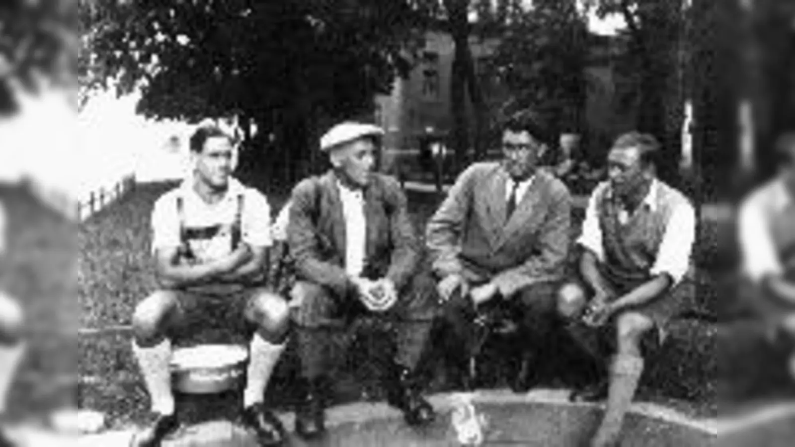 Die Münchner Teilnehmer der Expedition vor der Abreise im Tierpark Hellabrunn. August Baumann, Otto Herzog, Hans Eichberger und Rupert Weinberger (v. l.).	 (Foto: Alpines Museum)