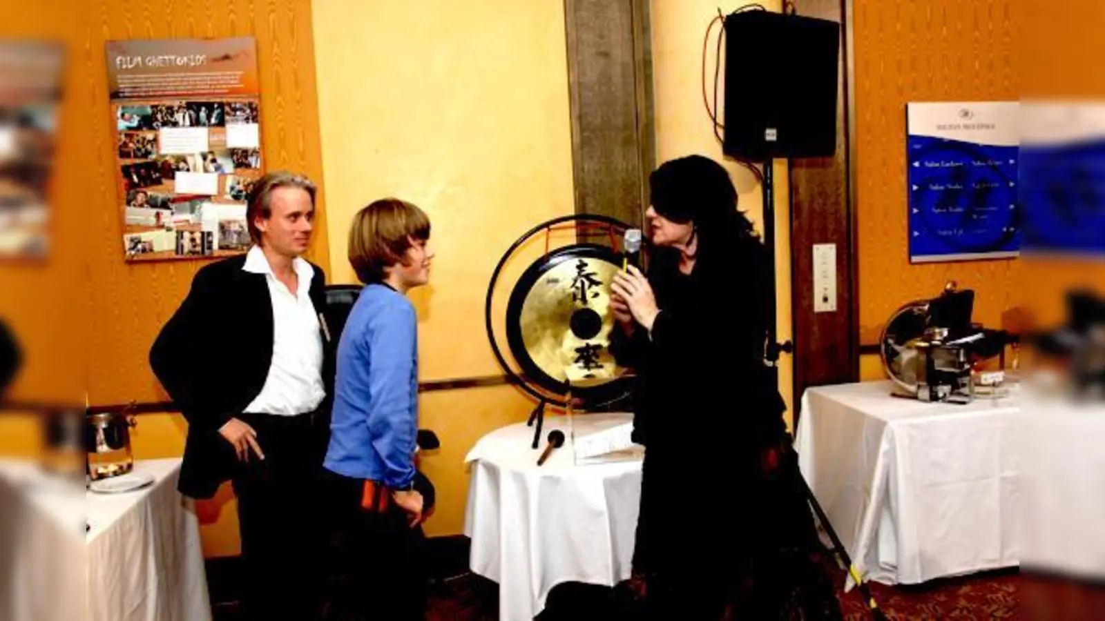 Ben spendete einen Euro von seinem Taschengeld an ghettokids. Vereinsvorsitzende Susanne Korbmacher (r.) freute sich über die Summe von gut 55.000 Euro an Bargeld, die beim Benefizabend zusammengekommen ist.  (Foto: ko)