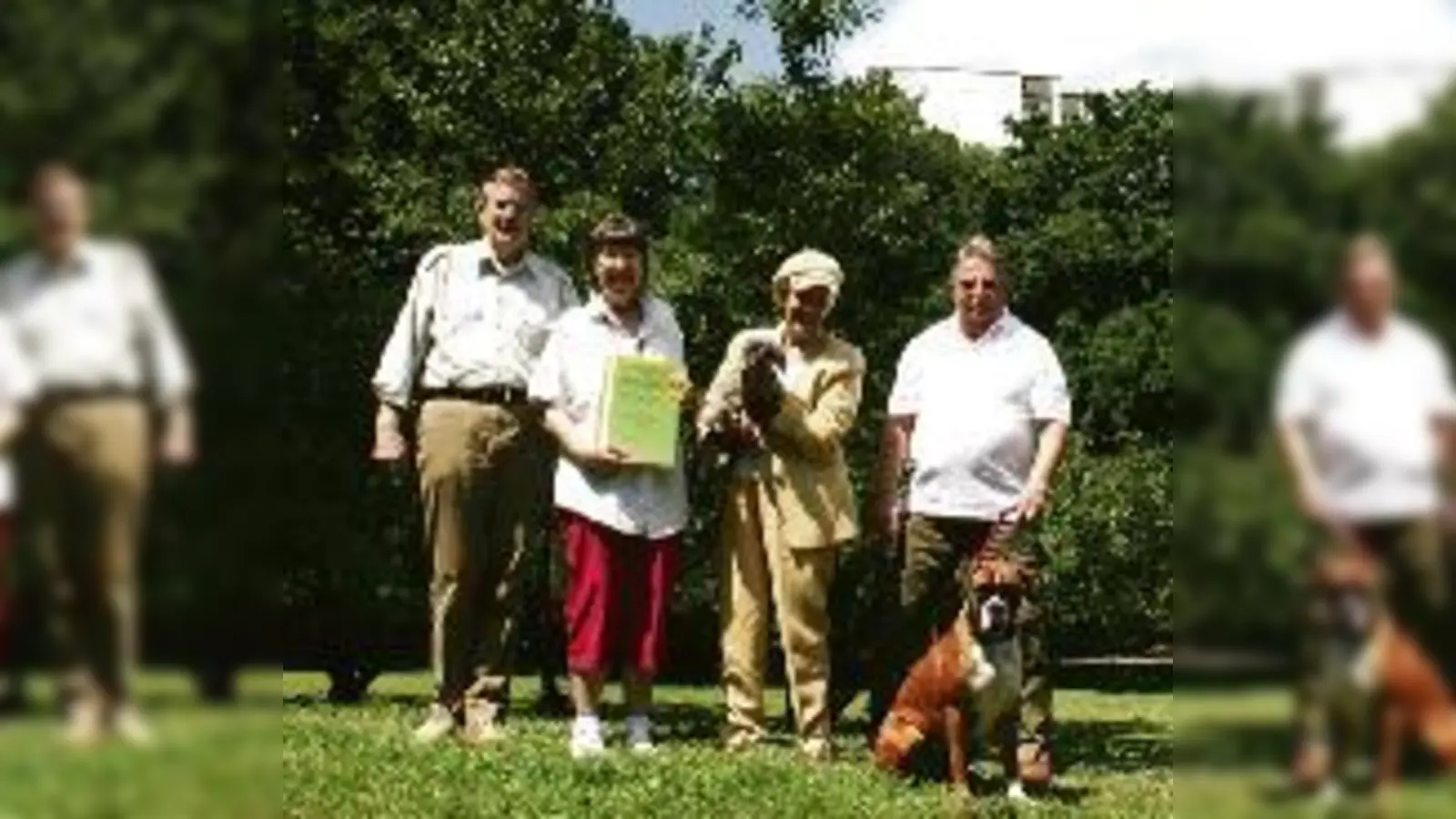 Der Kustermannpark braucht neue Bäume: (v. li.) Ingo Fehrmann, Johanna Koch-Fehrmann, Margot Ganguin und Fritz Kornbausch veranstalten am Samstag einen Benefiz-Flohmarkt, um neue Bäume im Park pflanzen zu können.  (Foto: ak)