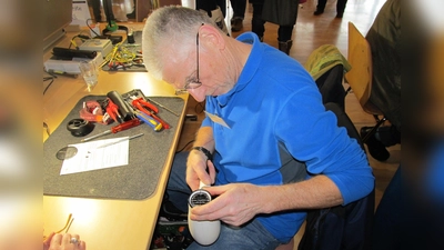 Wegwerfen? Denkste! Beim RepairCafé stellen Fachleute ihr Wissen und Können zur Verfügung, um Kaputtes zu reparieren. (Foto: FeG Germering)