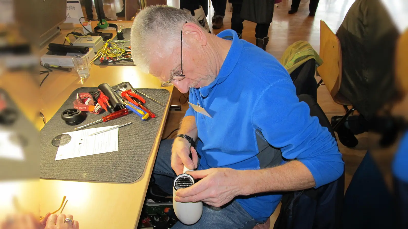 Wegwerfen? Denkste! Beim RepairCafé stellen Fachleute ihr Wissen und Können zur Verfügung, um Kaputtes zu reparieren. (Foto: FeG Germering)