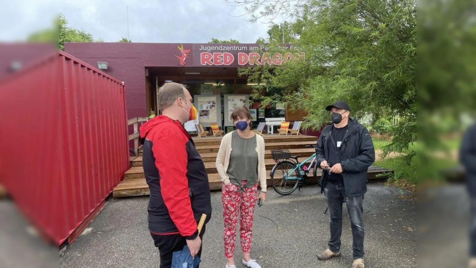 Bundestagskandidat Sebastian Roloff informiert sich im Red Dragon (AWO München) in Obergiesing-Fasangarten über die Arbeit der Freizeitstätte. (Foto: pr)