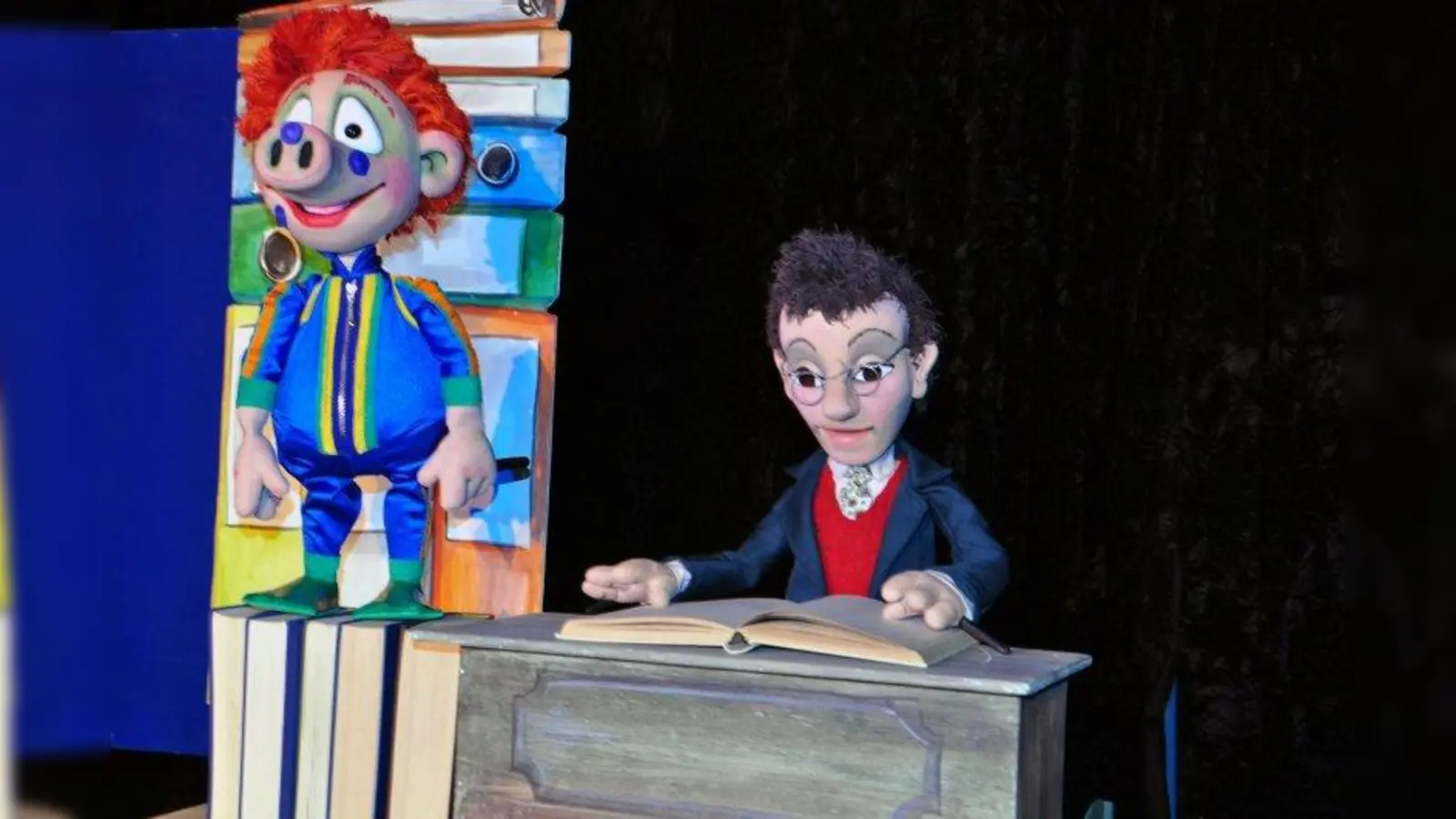 Das Sams kommt zu Herrn Taschenbier. Zu sehen ist das Stück der Kammerpuppenspiele Bielefeld im Bürgersaal Fürstenried. (Foto: Kammerpuppenspiele)