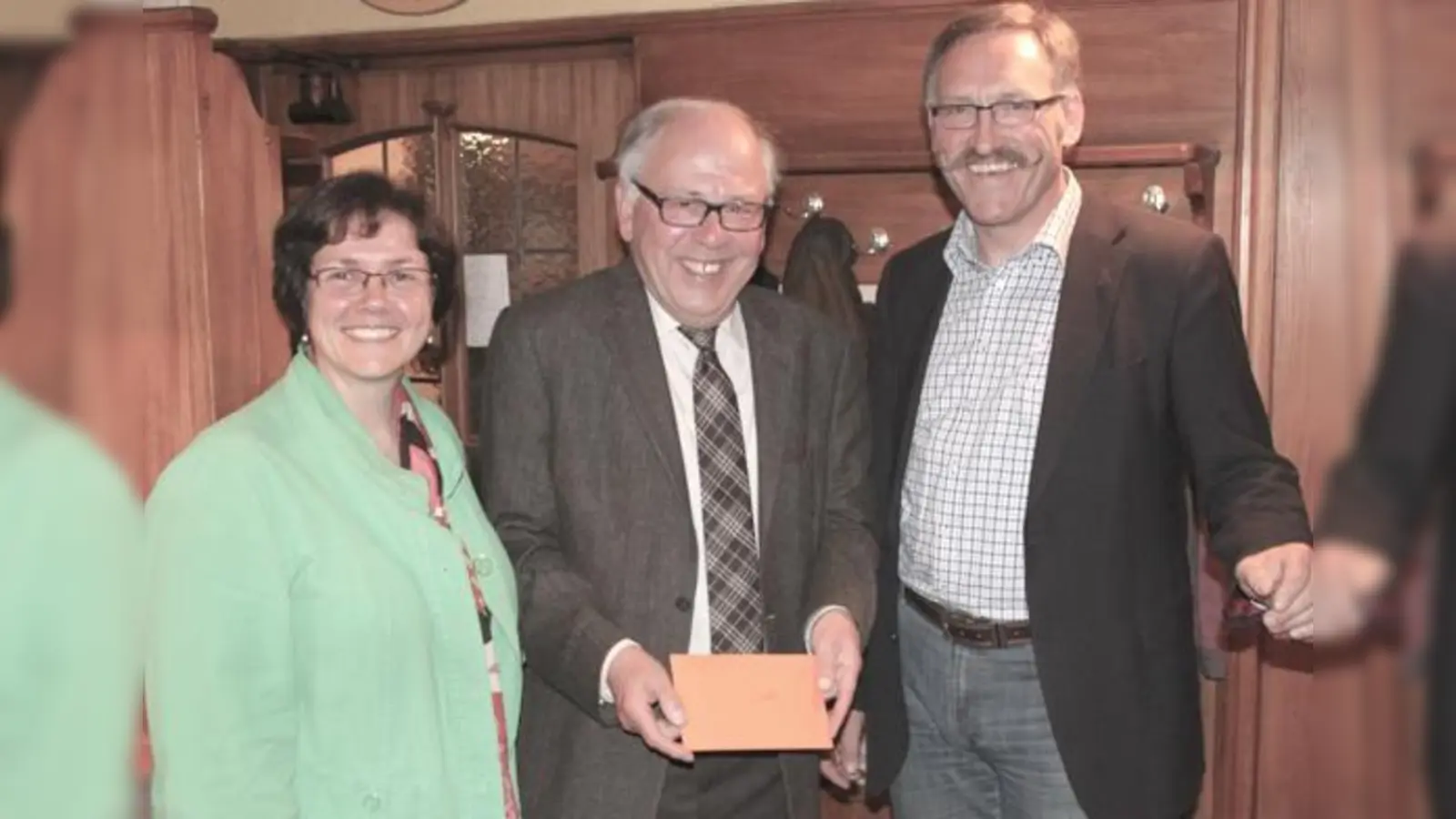 Nach 49 Jahren im Vorstand wird Walter Schachtner (m.) von Helga Geißler und Günther Adelsberger geehrt.	 (F: Kolping)