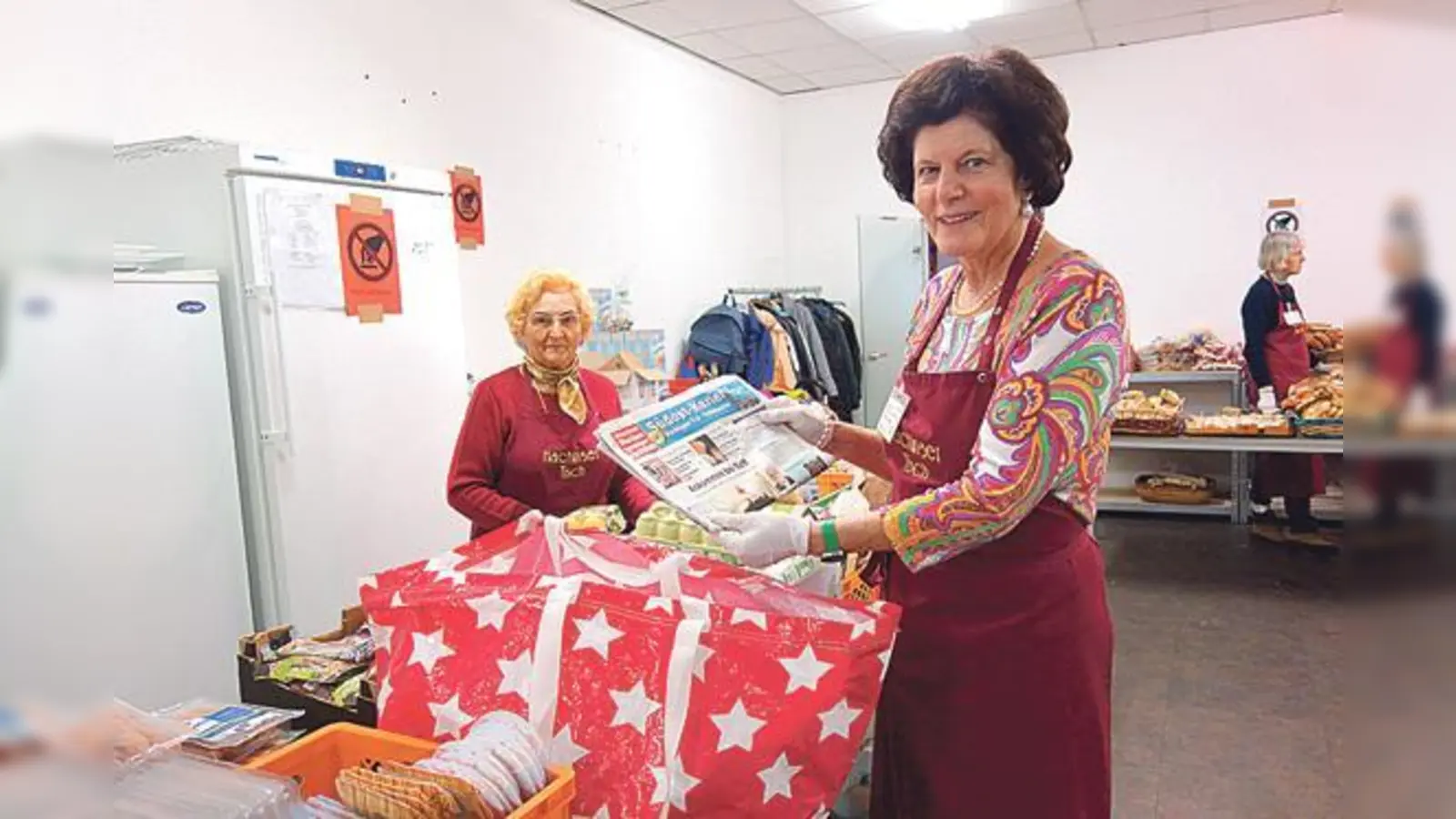Edeltraud Kauffmann, hier im Bild mit Elisabeth Marschollek, freut sich über die randvoll mit Geschenken gepackte Weihnachtstasche für die Kinder des Hachinger Tisches.	 (Foto: hw)