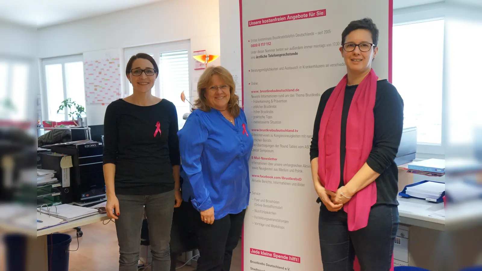 Das Team von Brustkrebs Deutschland e.V. sucht Unterstützung. Es freuen sich auf freundliche Kollegen (v. l.) Manuela Sturm, Renate Haidinger und und Ivana Slade. (Foto: hw)