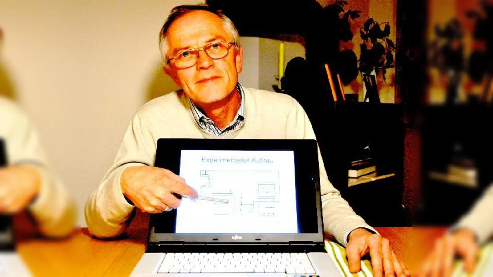 Für den Physiker Johannes Nierwetberg bedeutet das Wort Chaos nicht etwa Unordnung: Er denkt dabei eher an mathematische Formeln.	 (Foto: sf)