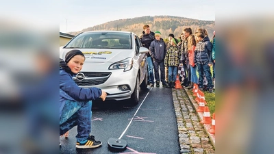 »Hallo Auto« basiert auf »learning by doing«, denn insbesondere für Kinder gilt: Was man selbst erlebt, versteht und merkt man sich besser.	 (Foto: ADAC)
