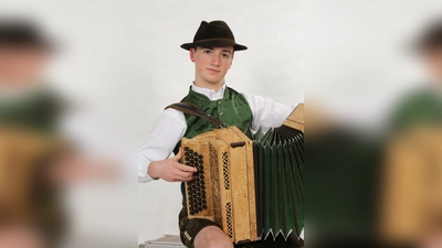 Wie immer ganz allein wird der Obermenzinger Sebastian Neumaier mit der Ziach aufspielen.  (Foto: VA)