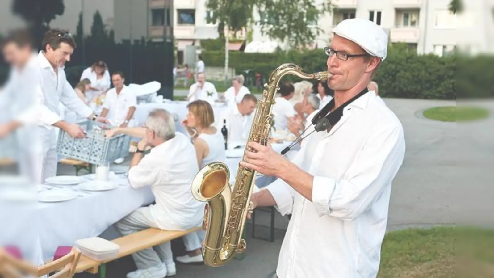 Der Dresscode ist klar und macht die Weiße Nacht einzigartig und unverwechselbar.	 (Foto: allmender)