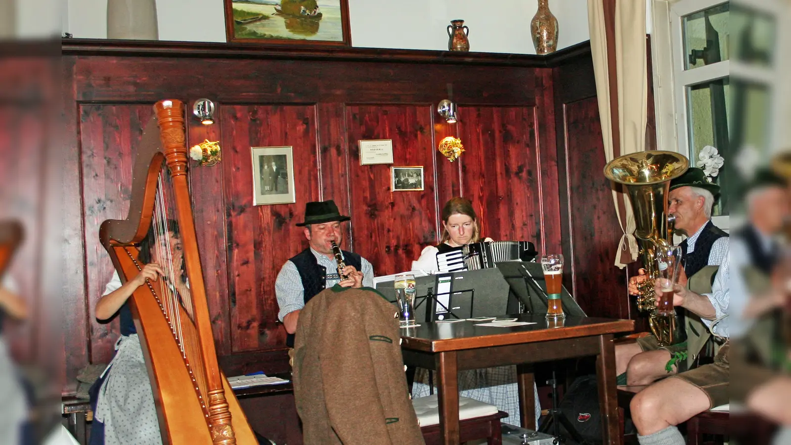 Im Anzinger Forsthof wird noch regelmäßig traditionelle bayerische Stubenmusik gespielt.  (Foto: Otto Hartl)