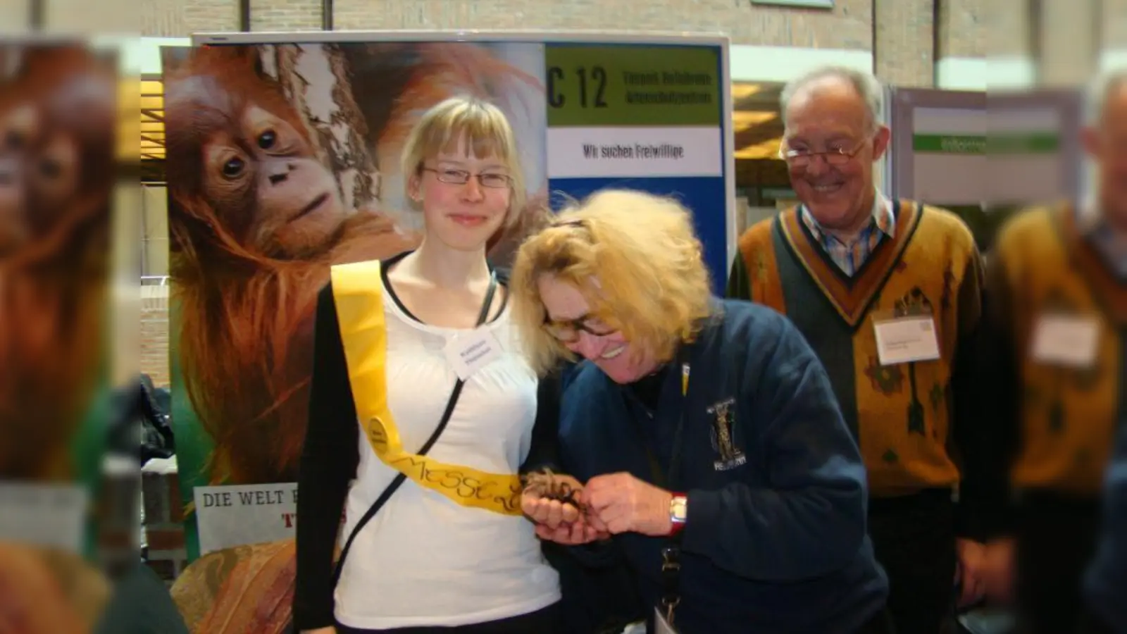 Der Gorilla scheint direkt aus dem Plakat  zu schauen und auf der Hand der rechten Naturschützerin befindet sich eine – allerdings tote – Vogelspinne. Für kommunikative Erwachsene ab 18 Jahren mit Liebe zu Tieren und Natur, die Interesse an den Aufgaben eines wissenschaftlich geführten Tierparks haben, eignet sich ein Engagement im Artenschutzzentrum im Tierpark Hellabrunn. Dort sollen die Besucher für die biologische Vielfalt und die Möglichkeiten des Artenschutzes sensibilisiert werden. Die Ehrenamtlichen sollen zwei- bis dreimal im Monat halbtags helfen. Es gibt ein Vorbereitungsseminar, Treffen zum Erfahrungsaustausch mit Tierparkführungen und Fahrten zu anderen Tierparks. (Foto: pst)