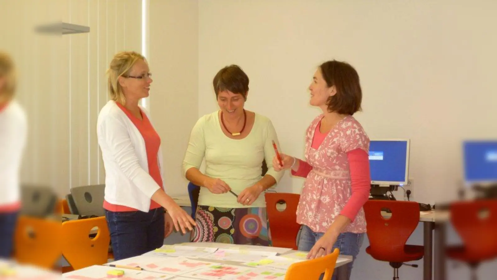 Teambesprechung im BildungsLokal Schwanthalerhöhe  (v.l.n.r.): Katja Ojala-Kocak, Stefanie Waizer-Fichtl und Patricia Hentz. (Foto: pi)