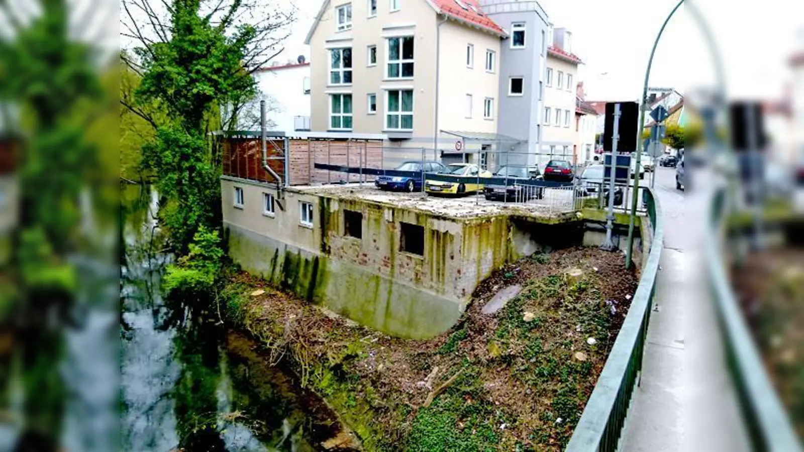 Über dem maroden Keller sollen Pergola und Sitzbank entstehen. Der Brunnen Die Turmschieber von Harry Seeholzer wird den kleinen Platz vor der Fehlbachbrücke ab dem Spätsommer schmücken.	 (Foto: ;BB)