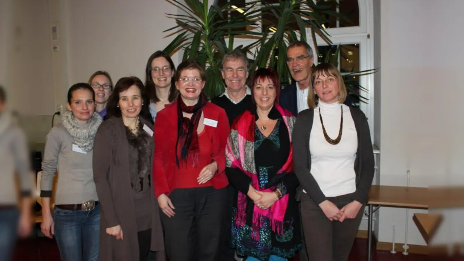 Die Akteure des Pilotprojektes „Friedensraum”: v.l. Promotionsstudentin Lisa Camen-Weller, Lehrerin und Mediatorin Sylvia Kammergruber, Mediatorin Ulrike Weber, Konrektorin Susanne Crössmann, Laura Lemmer vom Verein Friedensraum, Mediator Gerhard Papst, Hortleiterin Ingrid Schmidbauer, Mediations-Experte Gattus Hösl und Rektorin Petra Ihl. (Foto: SE)