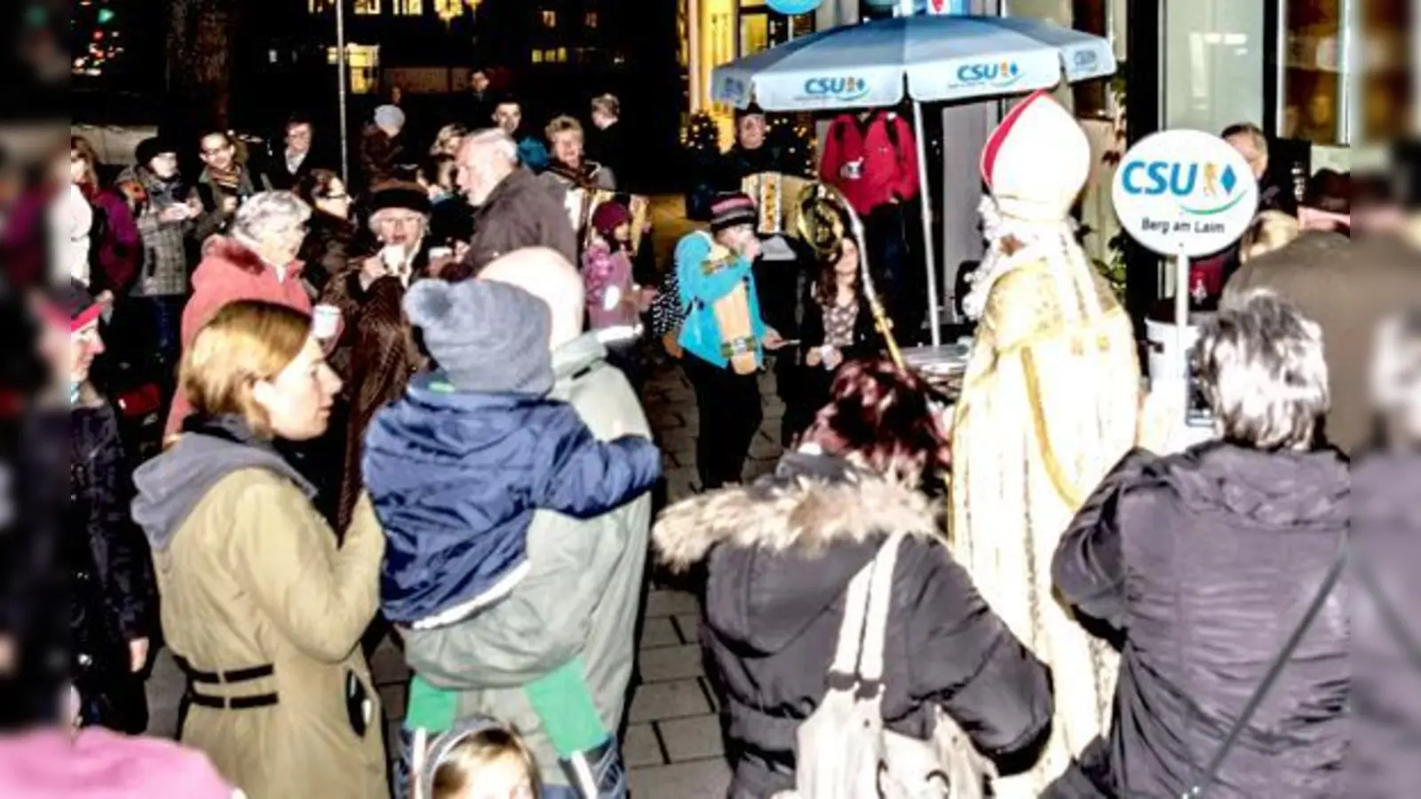 Geschenke, Gebäck, Glühwein und stimmungsvolle Musik lockten die Leute zur Feier der CSU. 	 (Foto: VA)