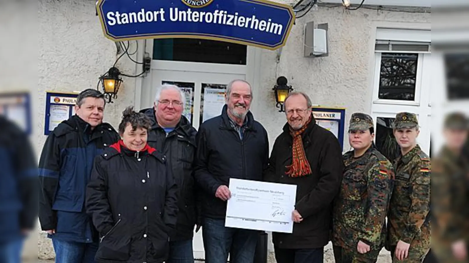 Für den guten Zweck: Joachim Drewes (3. v. l.) übergab die Summe an Herbert Seubert (4. v. l.) im Kreise der Unterstützer.  (Foto: VA)