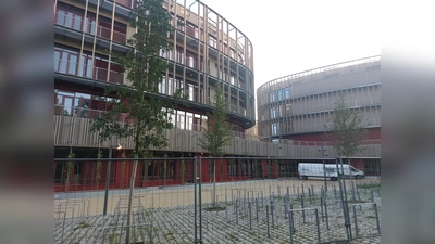 Der Neubau des Wilhelm-Hausenstein-Gymnasiums am Salzsenderweg wird zum neuen Schuljahr bezogen. (Foto: bas)