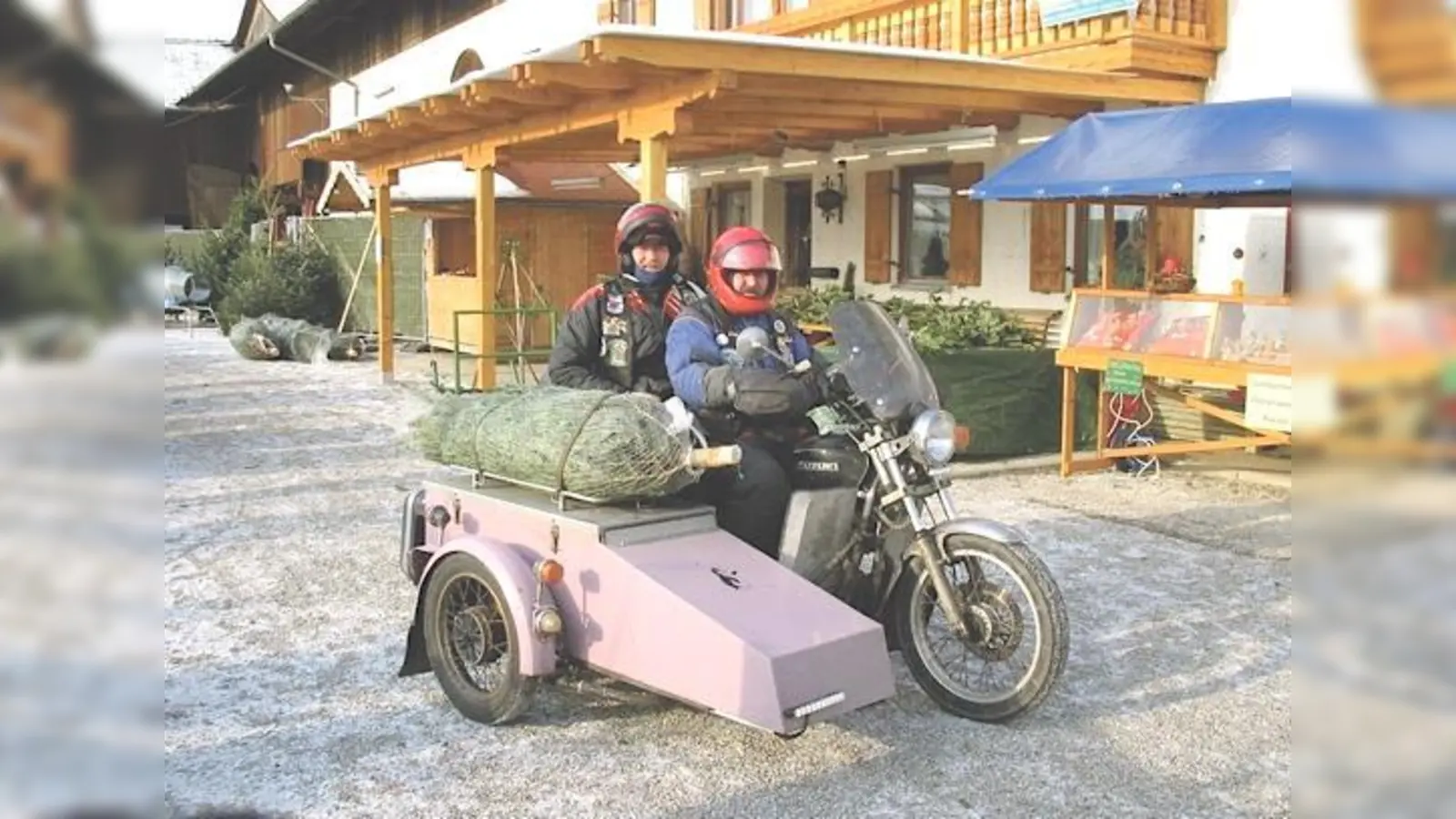 Mit Beiwagen liefern die Motorradfreunde Grafing die Christbäume nur noch auf Bestellung oder zur Gaudi.	 (Foto: privat)