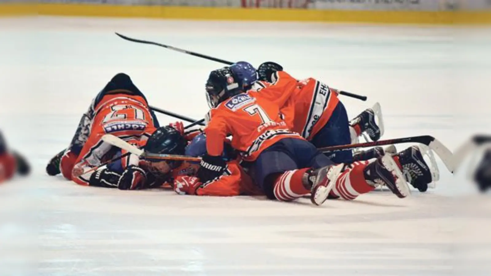 Jubelnder EHC-Nachwuchs: Das Kleinschüler Team des EHC Klostersee setzte als drittbestes bayerisches Team in der vergangenen Saison ein dickes Ausrufezeichen. 	  (Foto: smg)