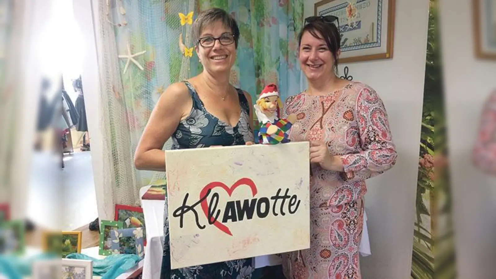 Klawotte-Leitung Ulrike Konrads (l.) brachte der stellvertretenden Vorsitzenden des  Fördervereins Kinderhilfe Putzbrunn, Frau Spicka einen Scheck vorbei. Das Geld ist für das Ferienprogramm gedacht.  			           (Foto: VA)