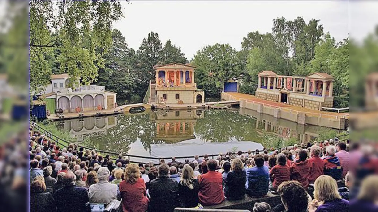 Jedes Jahr wieder eine besondere Kulisse: die Weiherspiele in Markt Schwaben.  (Foto: VA)