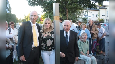 Toni und Emilia Heilmaier (Anna Paroubeks Angehörige) und Terry Swartzberg (Vorstandsvorsitzender der Initiative Stolpersteine für München e.V.) vor dem Erinnerungszeichen (von rechts). (Foto: job)