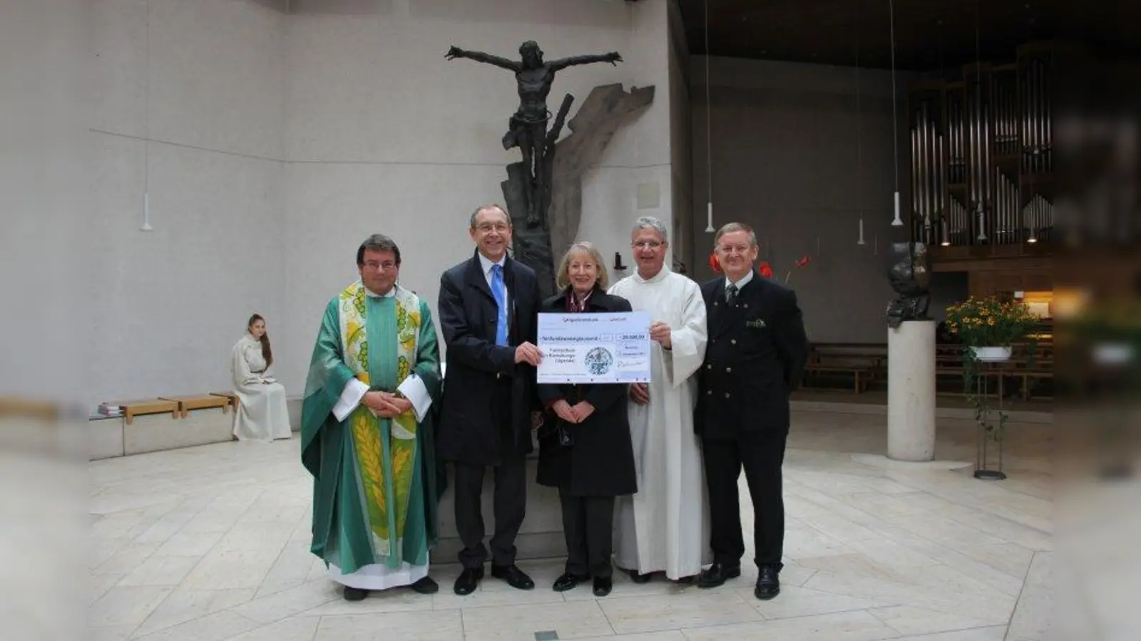 Scheckübergabe: v.l. Pfarrer Gottfried Schober, Max Straßer, Renate Schmucker, Reiner Baumann und Prof. Dr. Robert Schmucker. (Foto: Robert Bernhard)