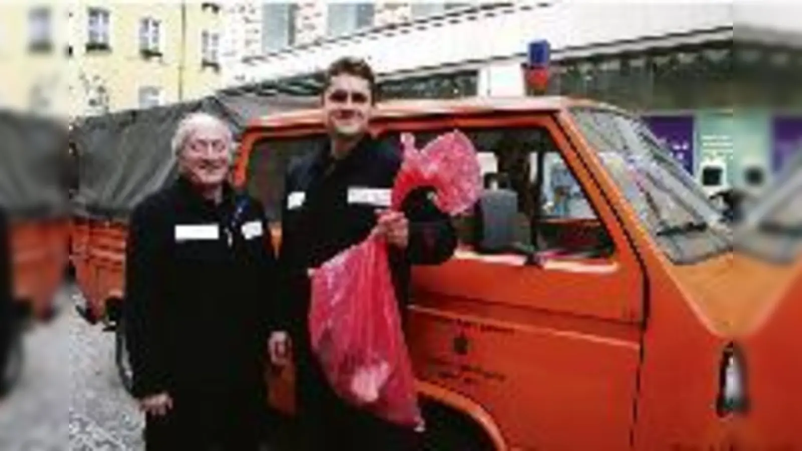 Mal wieder eine tote Taube: Richard Hartmann (li.) und Christian Übel von der Feuerwache Ramersdorf am Montag beim Einsatz in der Fußgängerzone.  (F.: ms)