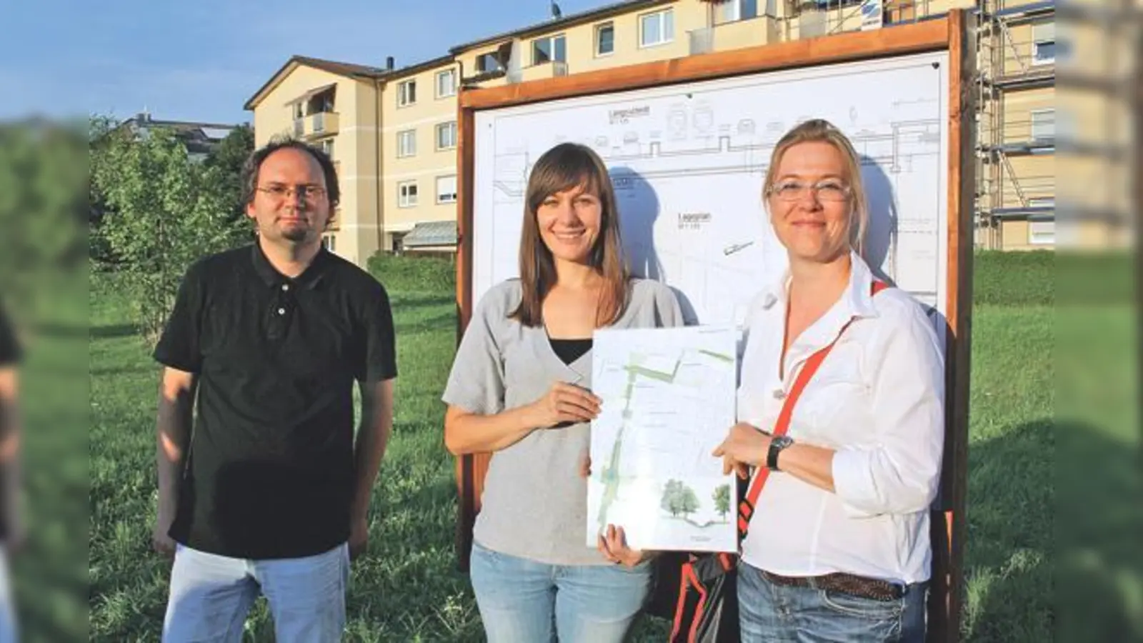 Daniela Schaufuß (rechts) und Martina Andelic vom Baureferat präsentierten mit Robert Kulzer vor Ort die Pläne für das Hachinger-Bach-Projekt. 	 (Foto: js)