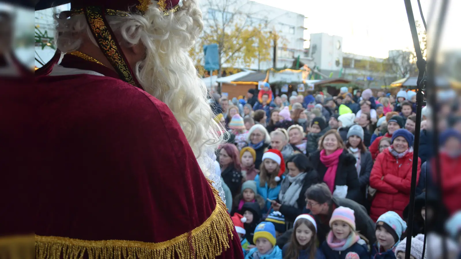 Auch der Nikolaus hat sein Kommen zum Poinger Christkindlmarkt zugesagt. (Foto: Thomas Schächtl)