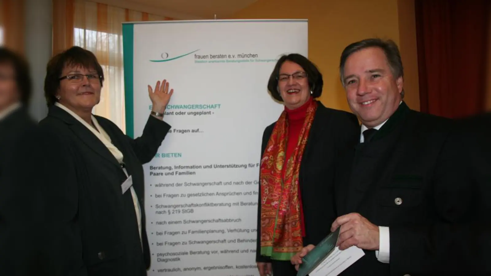 Bei der Feier zum zehnjährigen Bestehen des Vereins „Frauen beraten” mit dabei: Vereinschefin Ilse Weiß, Bürgermeisterin Christine Strobl und Staatssekretär Markus Sackmann (von links). (Foto: WS)