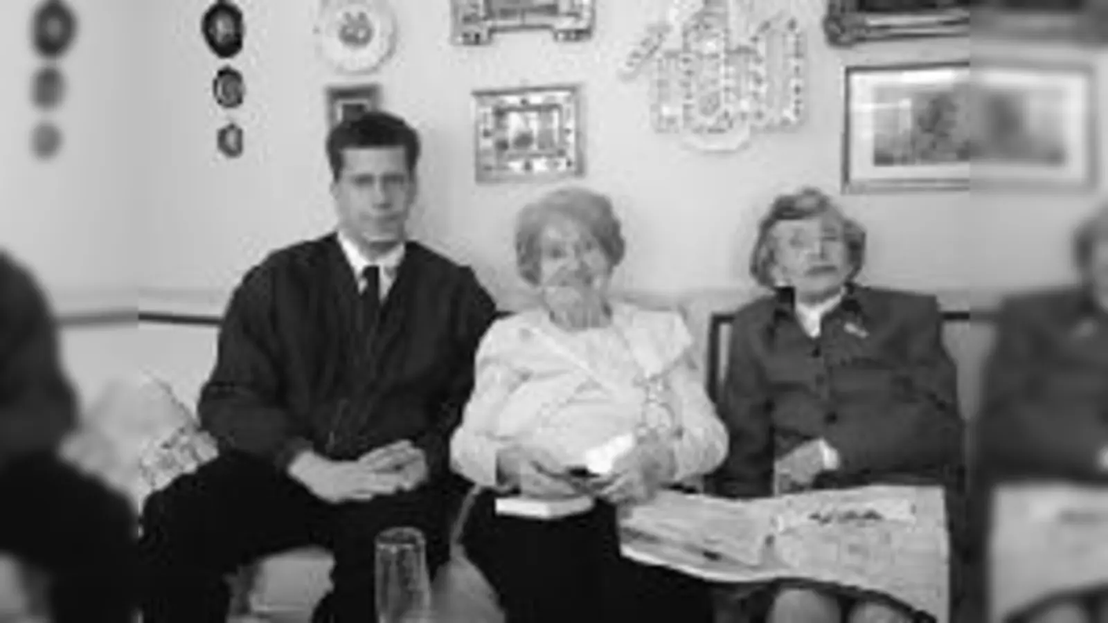 Unter den Gratulanten der freundlichen und noch geistig regen, 100-jährigen Isabell Steiner (Mitte) ist auch Alexander Dudek, Leiter des Johanniter-Menüservice. Von dort bekommt Steiner seit 1999 ihr Essen. Leibspeise: Wiener Schnitzel. 	 (Foto: Privat)