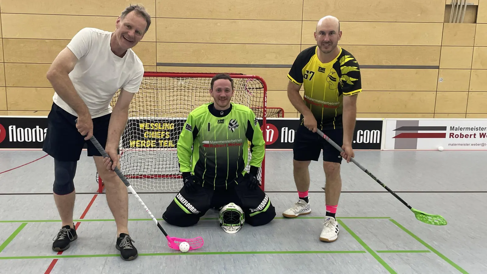 Für die neue Sportart „Floorball” braucht man nur wenig Ausrüstungsstücke. (Foto: pst)