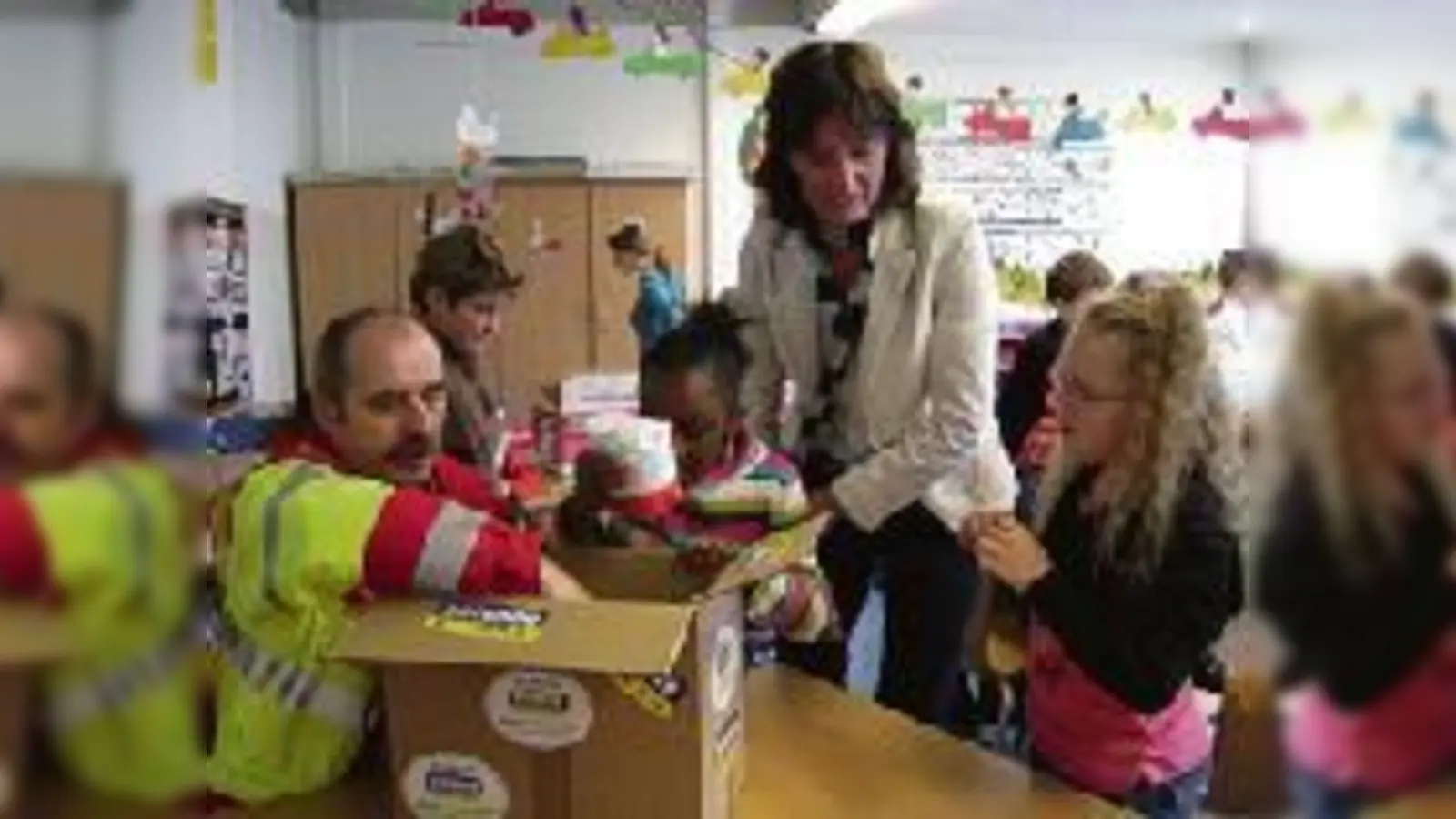Angelika Demmerschmidt (Antenne Bayern) ist begeistert vom Einsatz der Kinder der Grundschule an der Thelottstraße und der Johanniter. (Foto: VA)