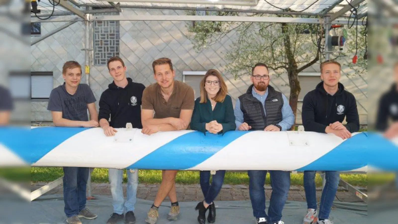 Halten den Maibaum fest, von links: Florian Braun, Marcel Reimers, Sebastian Oberhauser, Antonia Sieger, Stifter Sebastian Petschko und Michael Jobst. (Foto: pst)