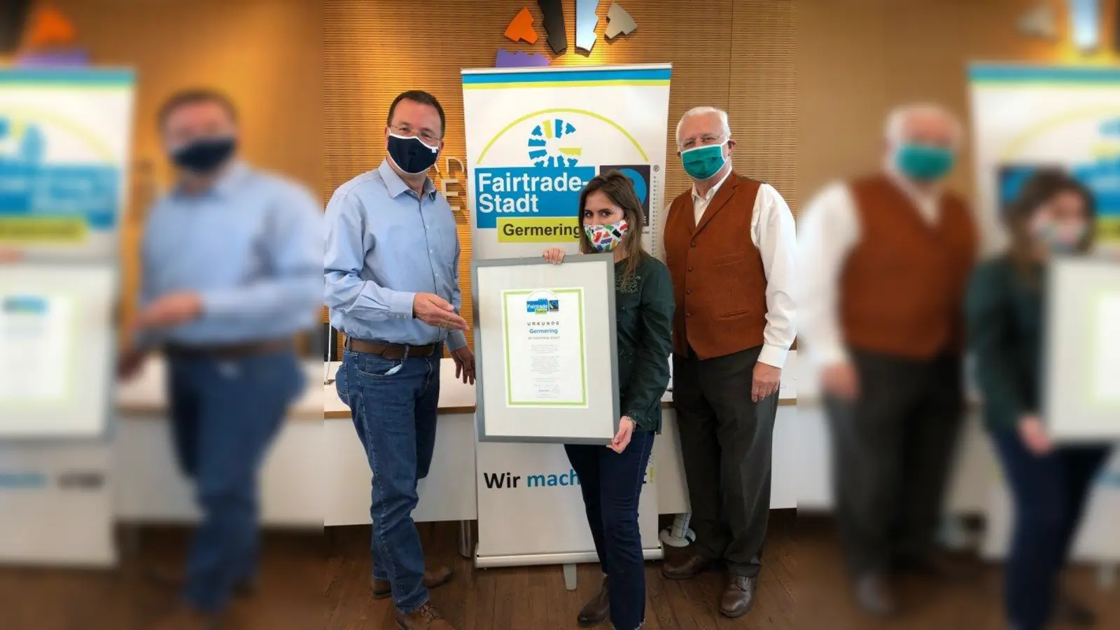 Freuen sich auf viele Besucher: v.l. Andreas Haas (Oberbürgermeister), Marlies Ströbl (Fairtrade-Beauftragte der Stadt Germering) und Wolf-Dieter Gatzke (Sprecher der Fairtrade Steuerungsgruppe). (Foto: Stadt Germering)