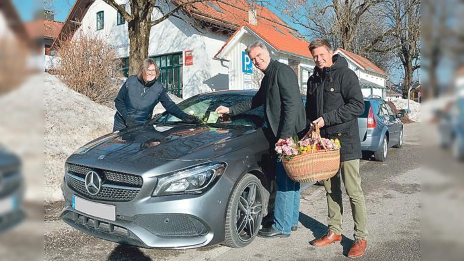 Beate Redlich, Verkehrsüberwacherin und Olaf von Löwis, Erster Bürgermeister mit Sebastian John, Innendienstleitung beim KVS (v. l.).	 (Foto: VA)