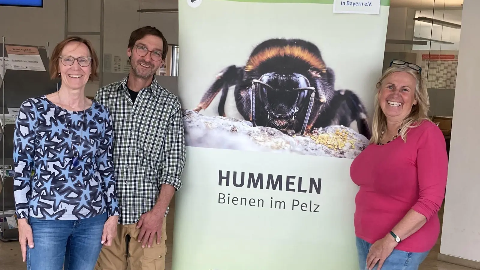 Freuen sich über viele Besucher bei der Hummelausstellung im Landratsamt: (v.l.) Roswitha Holzmann, Stephan Altmann und Regina Wegemann. (Foto: LRA Ebersberg)