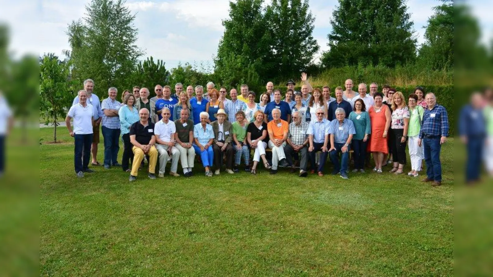 Sitzend Lehrer: Manfred Matschek, Helmut Streifinger, Wolfgang Hering, Wiebke Gouia, Peter Bucher, Ulla Gerlach, Angelika Lenkeit, Helmut Ankenbrand, Walter Häns, Florian Sixt und Josef Meier. <br><br>Stehend Schüler: Uli Simon, Michael Dürr, Frank Heinle, Petra Hamann, Susanne Fischer, Thorsten Kleemann, Dr. Andreas Grimm, Christian Dischinger, Stefan Sucstorf, Reinhold Güll, Iris Eberle, Karl Zippelius, Rainier Kaczmarczyk, Bertram Heuer, Irmi Jakob (Hagn), Michael Weist, Jürgen Biffar, Wolf-Dieter Roth, Briga Pecho, Christian Lenz, Klaus-Peter Sander, Wolfgang Nelhiebel, Karin Schwertner (Stiller), Peter Refle, Brigitte Burger, Ralf Esser, Birgit Kuhn (Freutel), Martin Becker, Frank Kessler, Werner Heimerl, Gerda Böhm, Stefan Conrad, Martin Weber, Elisabeth Haselbacher, Hilke Ganslmeier, Ulrike Massoth (Gimpel), Gerlinde Plutz, Christine Metz-Schmid, Beate Bolik (Werner), Andreas Kux. (Foto: MBG)