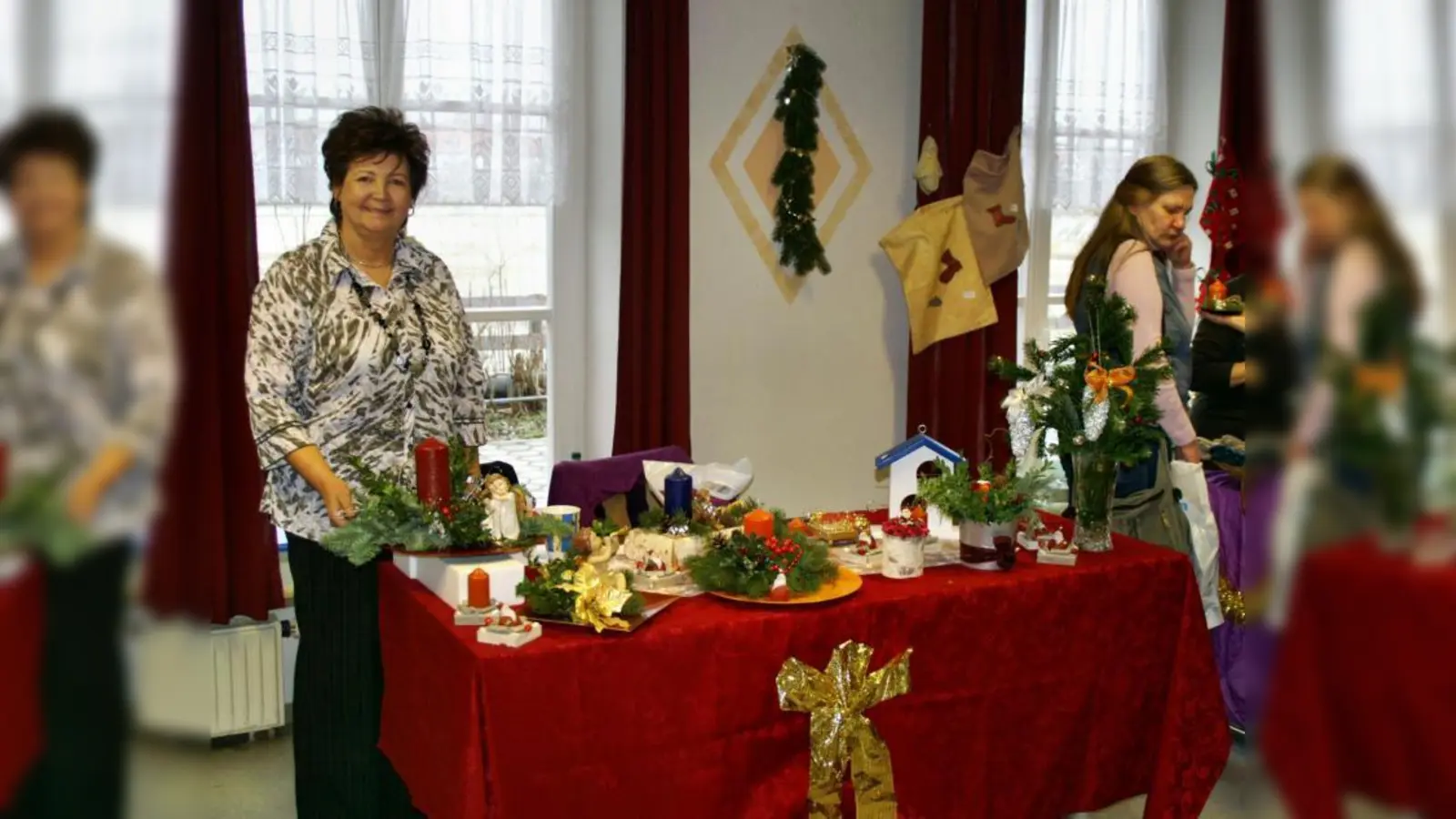 Bis zum frühen Nachmittag waren die meisten der handgefertigten Adventsgestecke bereits verkauft. (Foto: ar)