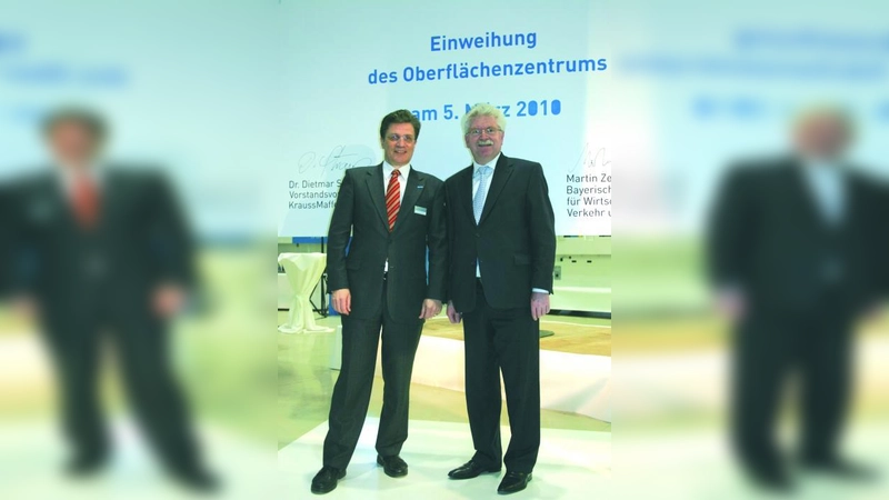 Vorstandsvorsitzender Dr. Dietmar Straub (l.) und Wirtschaftsminister Martin Zeil freuen sich über die Einweihung des neuen Oberflächenzentrums bei KraussMaffei. (Foto: RP)