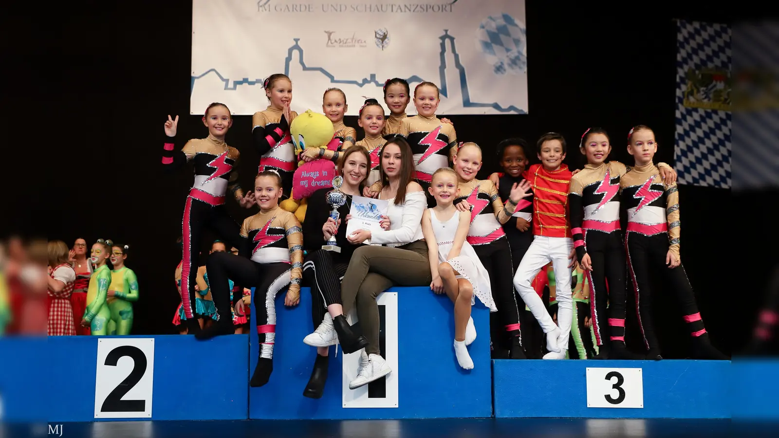 Die Funky Tweetys zeigten bei den Bayerischen Meisterschaften was sie können. Ihre Trainerinnen Josi Mühlenhoff und Sarah Dinh sind mächtig stolz. (Foto: VA)