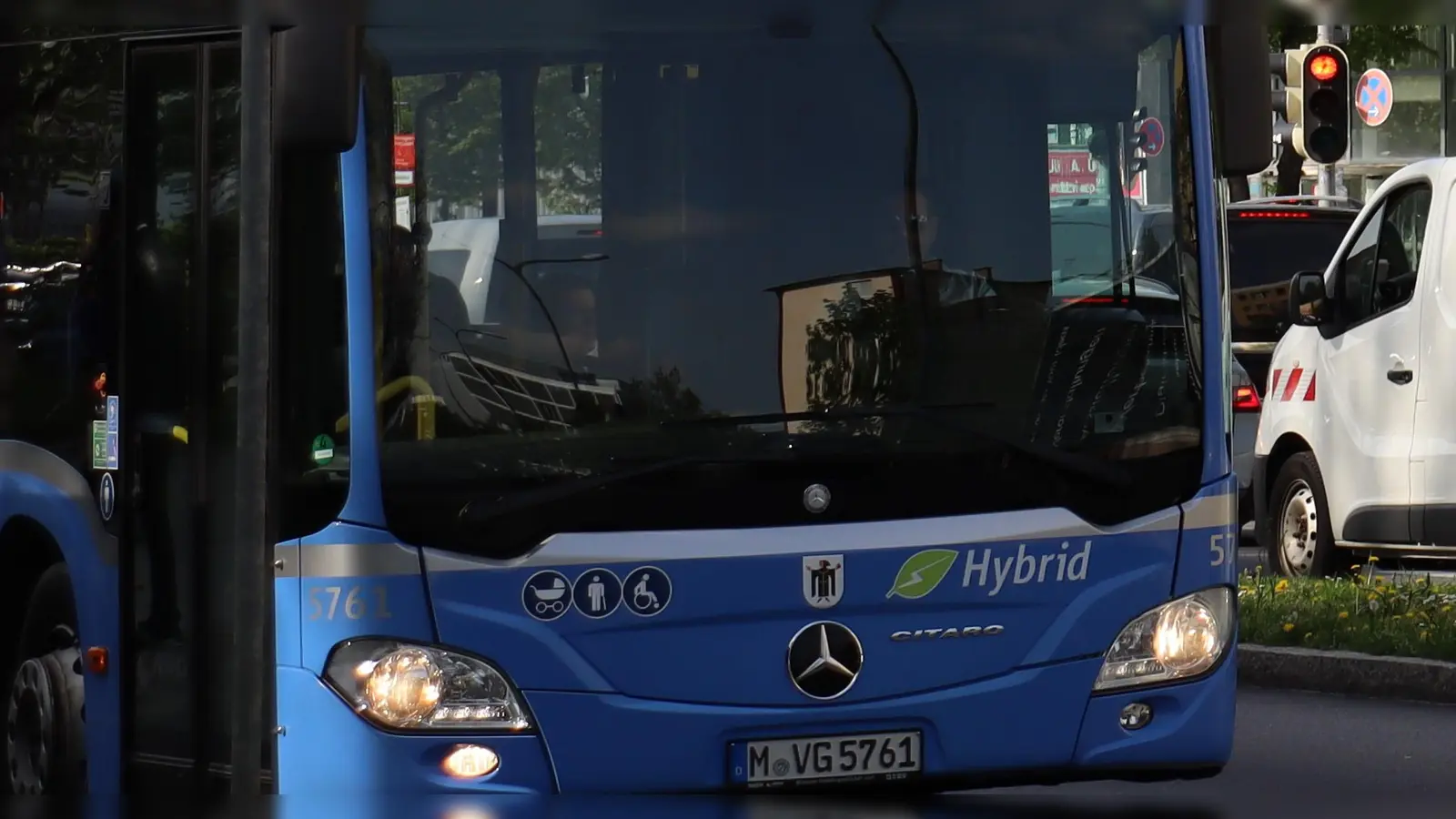 Bei den Bussen rund um den Odeons- und den Königsplatz gibt es bis 18. September Umleitungen.  (Symbolbild: mha)